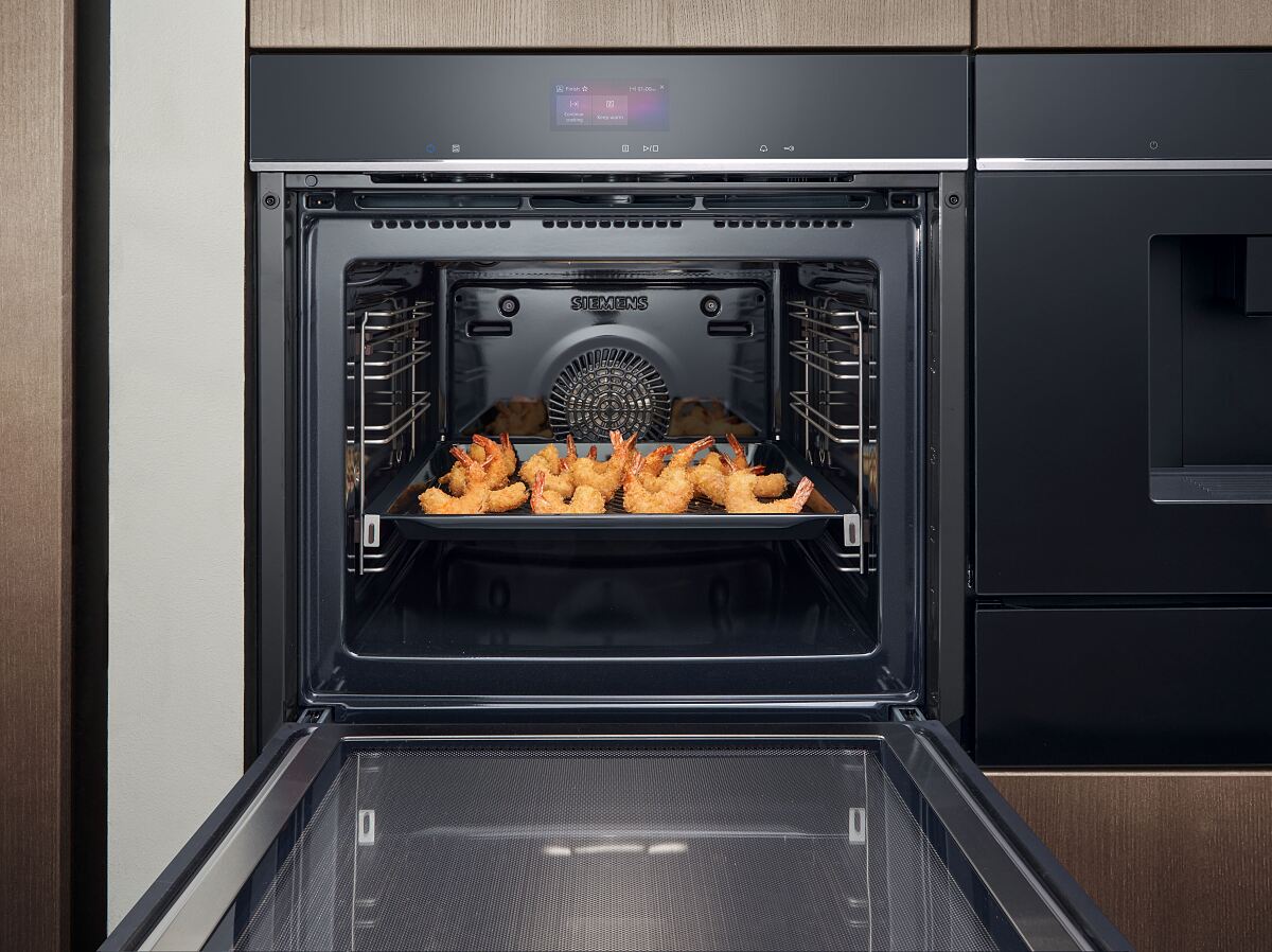 Auch im Liniensortiment stellt Siemens eine neue Backofengeneration vor, die den Weg in die intelligente Küche der Zukunft weist.