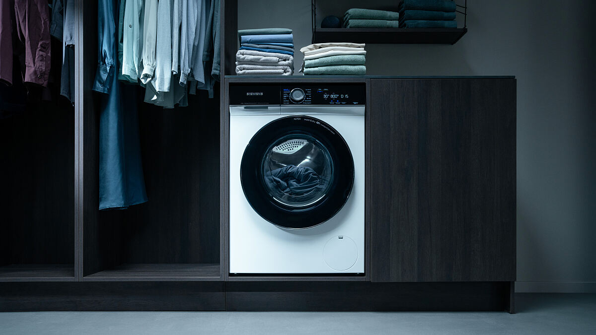 Doppelte Intelligenz, doppelter Komfort: Siemens Hausgeräte präsentiert seinen ersten Waschtrockner mit Wärmepumpentechnologie und i-Dos Präzisionsdosiersystem