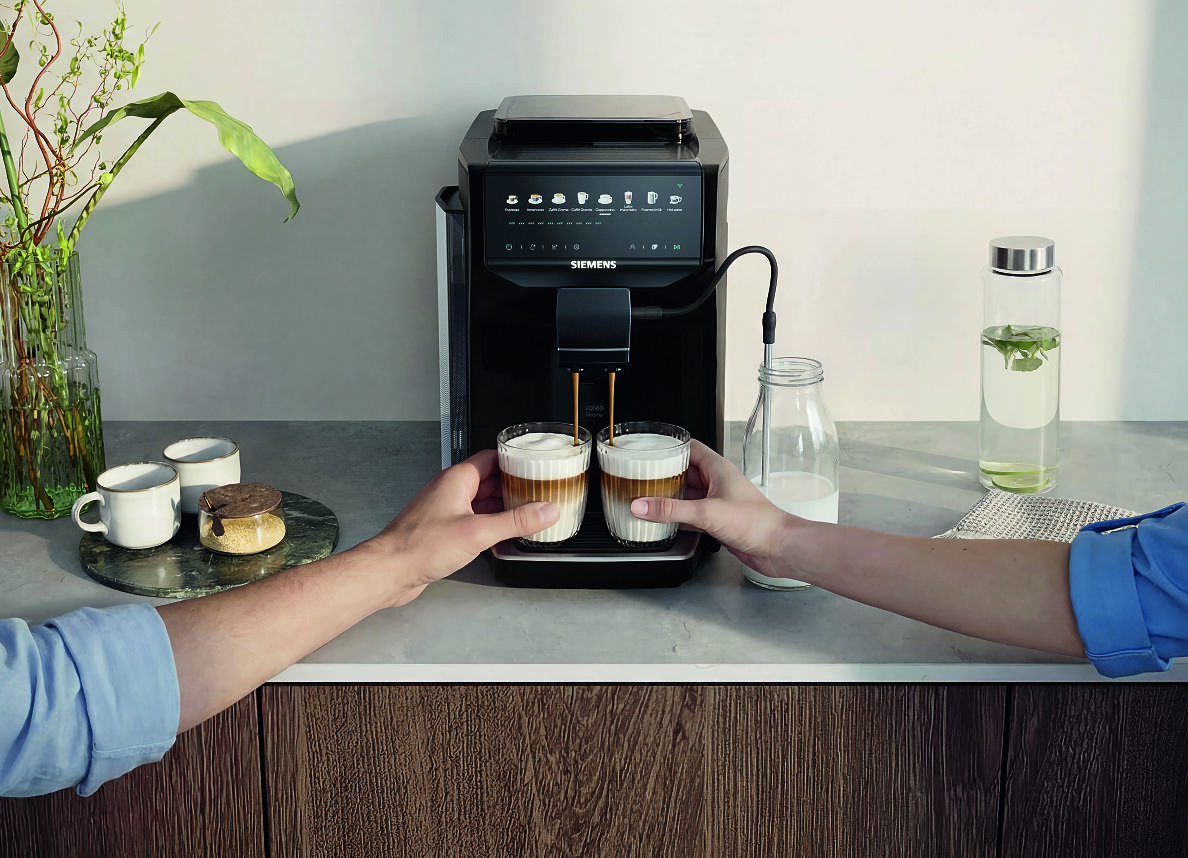 Mit einem Touch zur Kaffeepause: Der neue Siemens Kaffeevollautomat EQ500 iAroma macht Genuss auf Abruf verfügbar