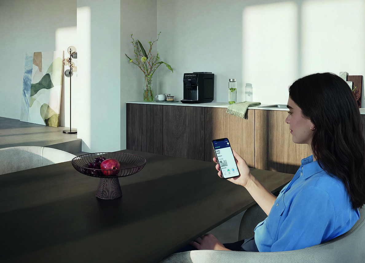 Mit einem Touch zur Kaffeepause: Der neue Siemens Kaffeevollautomat EQ500 iAroma macht Genuss auf Abruf verfügbar