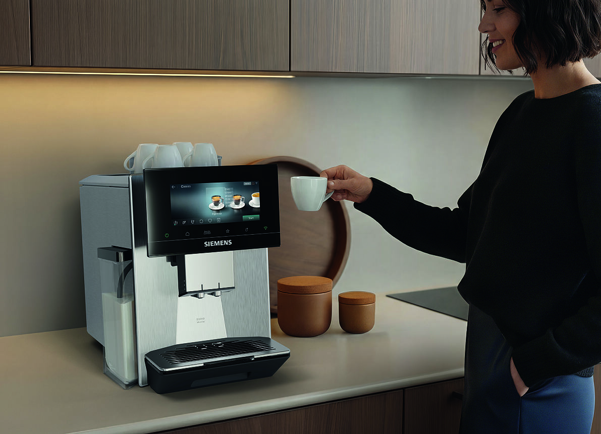 Barista-Perfektion trifft auf Bedienkomfort: Die Siemens Kaffeevollautomaten EQ900 iAroma und EQ900 plus iAroma jetzt mit neuen Funktionen