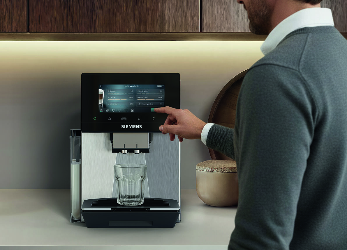 Barista-Perfektion trifft auf Bedienkomfort: Die Siemens Kaffeevollautomaten EQ900 iAroma und EQ900 plus iAroma jetzt mit neuen Funktionen