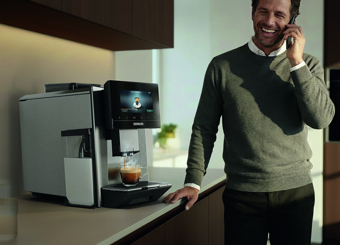 Barista-Perfektion trifft auf Bedienkomfort: Die Siemens Kaffeevollautomaten EQ900 iAroma und EQ900 plus iAroma jetzt mit neuen Funktionen