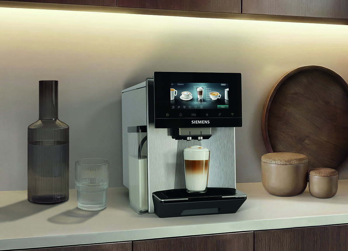 Barista-Perfektion trifft auf Bedienkomfort: Die Siemens Kaffeevollautomaten EQ900 iAroma und EQ900 plus iAroma jetzt mit neuen Funktionen