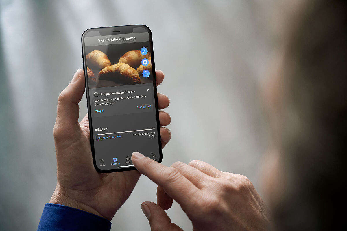 Über das Smartphone behält man stets den Überblick über den Backvorgang und wird z.B. informiert, wenn der gewünschte Bräunungsgrad erreicht ist.