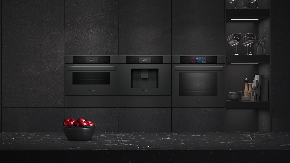 Siemens Hausgeräte präsentiert iQ700 KI-Backofen in mattschwarz mit automatischer Gerichterkennung für bis zu 100 Anwendungen.