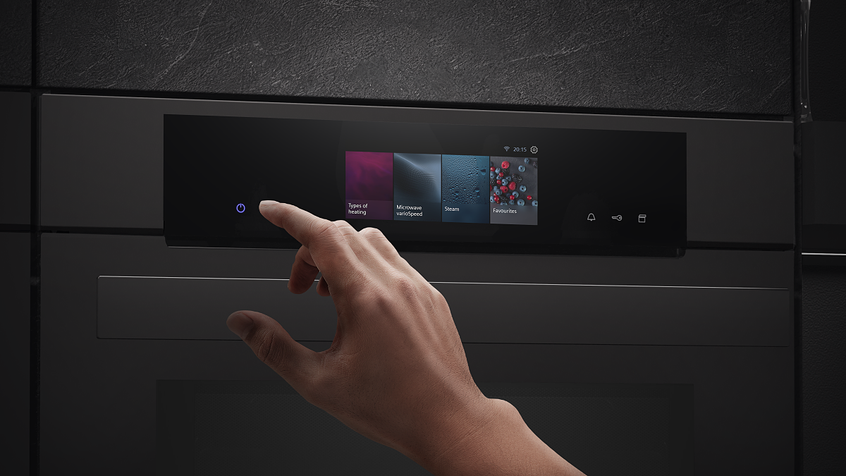 Siemens Hausgeräte präsentiert iQ700 KI-Backofen in mattschwarz mit automatischer Gerichterkennung für bis zu 100 Anwendungen.